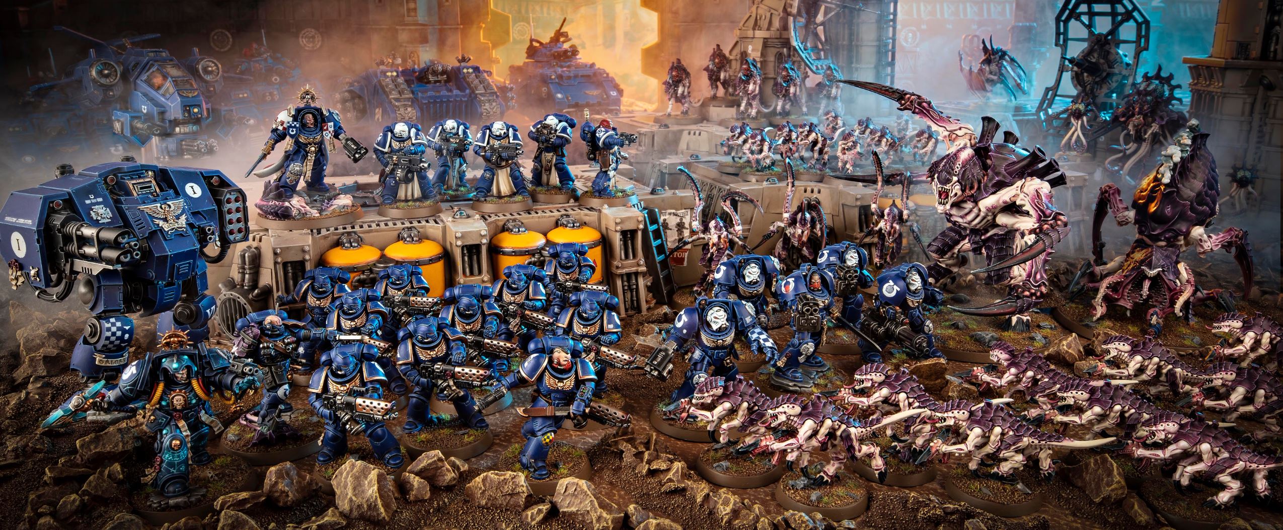 Miniaturas de Warhammer 40K en mesa de juego